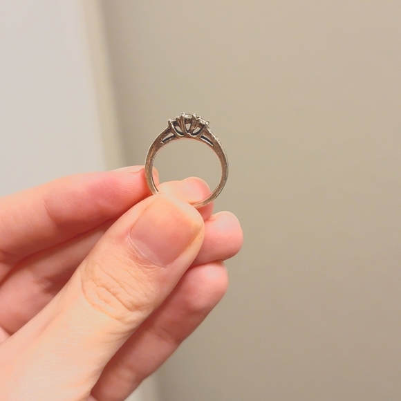Simple White Gold Engagement Ring - Picture 4 of 5